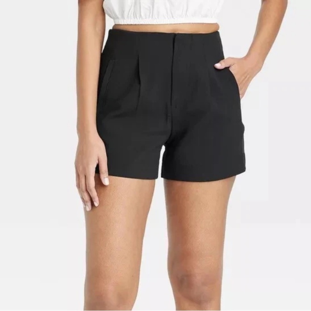 Women’s 4” shorts- NWT